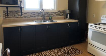 Downtown walkable to restaurants, bars public transportation and the waterfront.