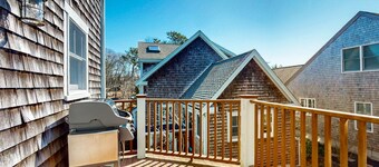 Charming condo with parking, washer/dryer, AC, and deck