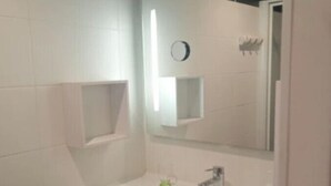 Basic Room, Pool View | Bathroom - Ker Animheart (Carbonne)