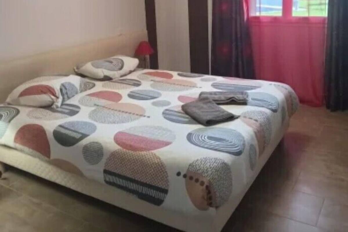 Quarto básico, vista para a piscina | Wi-Fi de cortesia