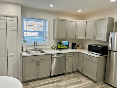 Newly Renovated & Bright 2BR, Family-Friendly, Near DC