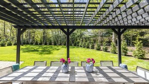 Outdoor dining - Modern Sag Harbor Escape, Moments from the Water and Long Beach to View... (Sag Harbor)