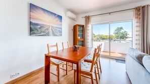 Dining - Apt T3 Luminoso c/Piscina Ferreiras by LovelyStay (Ferreiras)