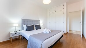 3 habitaciones, tabla de planchar con plancha y cuna de viaje 
