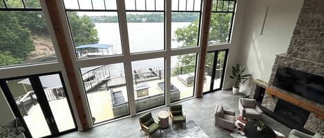 Smart-TV, Kamin, Videospiele, Bücher