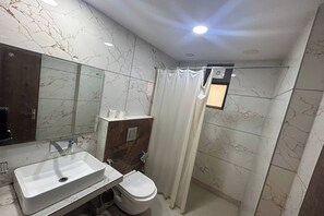 Deluxe Double Room | Bathroom | Shower, free toiletries, slippers, towels - HOTEL SINGH CONTINENTAL (New Delhi)