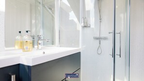 Een douche, een haardroger, handdoeken, zeep