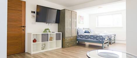 1 habitación, escritorio, tabla de planchar con plancha y wifi