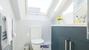 Dusche, Haartrockner, Handtücher, Seife