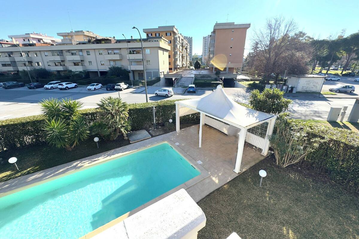Un quartier résidentiel doté d’une piscine, d’un patio couvert et d’un parking.