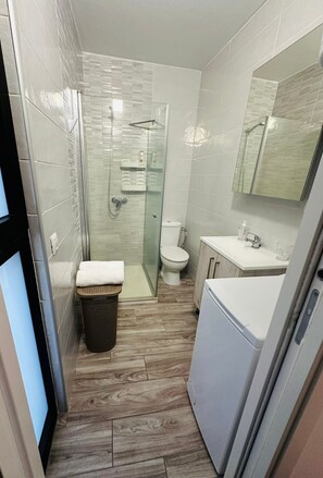 Hair dryer, towels, soap, shampoo - Bright apartment with terrace, swimming pool and sea (Arona)