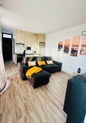 TV - Bright apartment with terrace, swimming pool and sea (Arona)