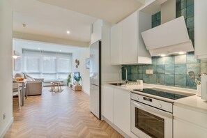 Réfrigérateur, four à micro-ondes, un four, lave-vaisselle