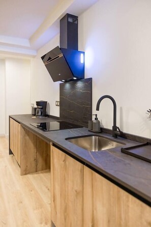Kühlschrank, Mikrowelle, Ofen, Geschirrspüler