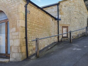 Property grounds - A unique escape nestled within the popular village of Blockley. (Blockley, near Moreton-in-Marsh)