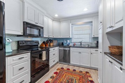 Dogfriendly,ocean front,pool,private beach access!