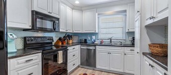 Dogfriendly,ocean front,pool,private beach access!