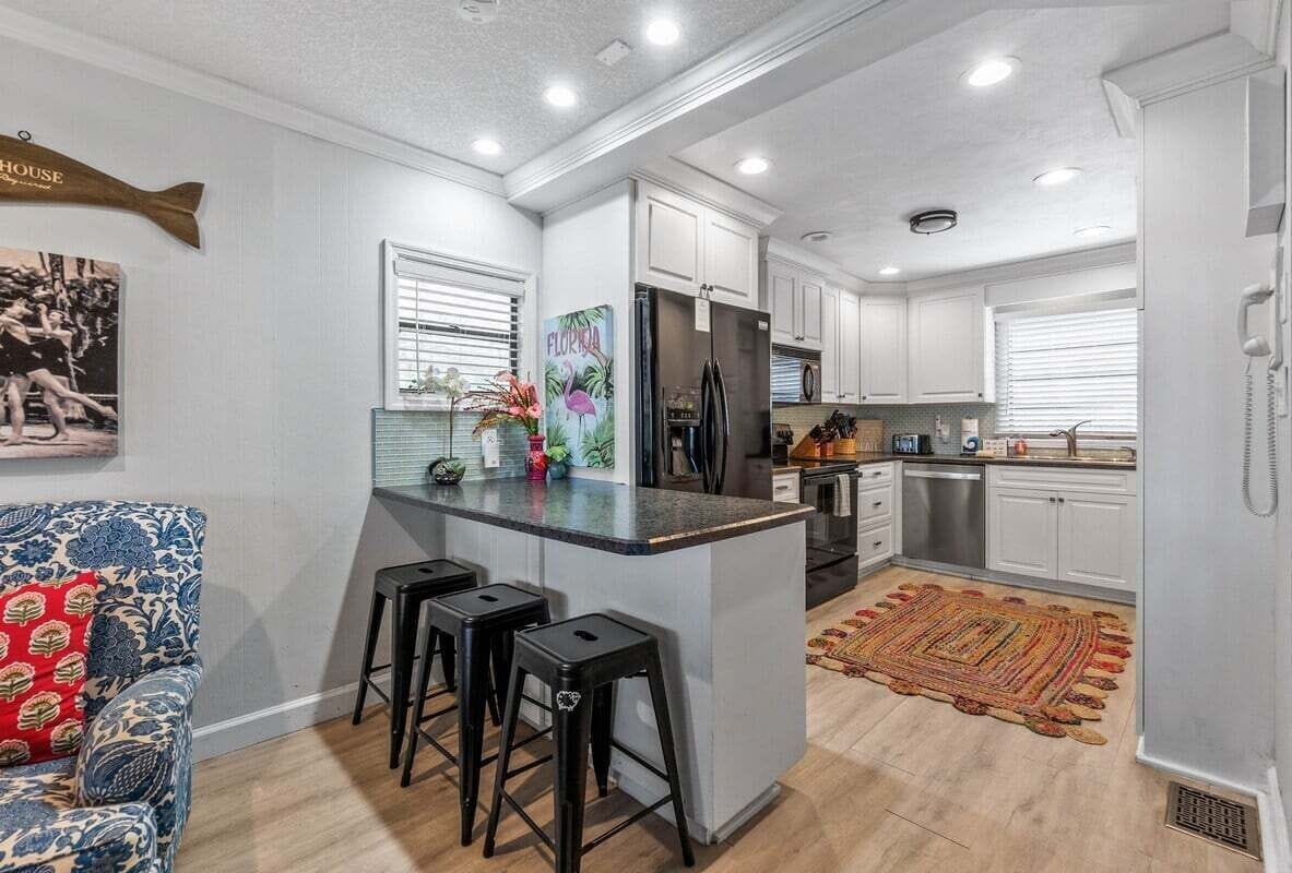 Jääkaappi, mikroaaltouuni, uuni, liesi