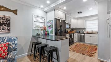 JÀÀkaappi, mikroaaltouuni, uuni, liesi