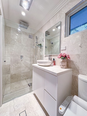 Sèche-cheveux, bidet, serviettes fournies, savon