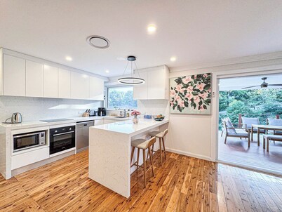 Spacious 4BR Near Eastwood / Sleeps 9 / Free Parking