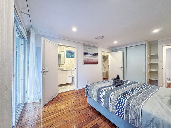 4 bedrooms, desk, iron/ironing board, free WiFi