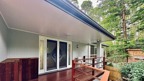 A modern house with a wooden deck, a covered porch, and a view of a forested area. - ☆☆☆☆☆ Spacious 4-bedrooms apartment in West Ryde (West Ryde)