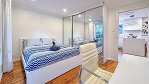 A modern bedroom with a bed, a chair, and a large mirror. - ☆☆☆☆☆ Spacious 4-bedrooms apartment in West Ryde (West Ryde)
