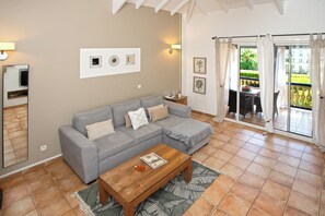 TV - T2 BO CENTER, 2 MIN FROM THE BEACH! (Orient-Baie)