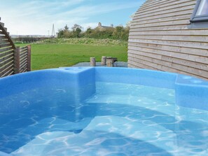 Outdoor spa tub - 1 bedroom accommodation in Kelk, near Driffield (Kelk, near Driffield)