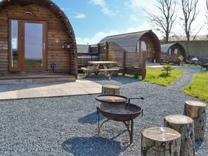 Outdoor dining - 1 bedroom accommodation in Kelk, near Driffield (Kelk, near Driffield)
