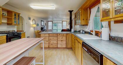 Charming home on the Siuslaw River with private dock, fire pit, WiFi, & W/D