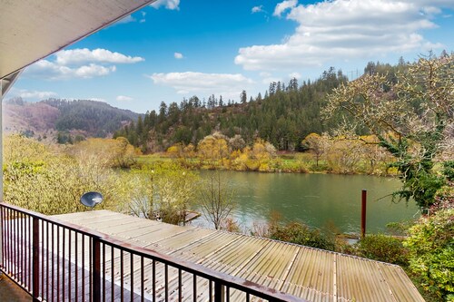 Charming home on the Siuslaw River with private dock, fire pit, WiFi,  & W/D