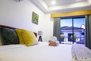 4 bedrooms, in-room safe, desk, iron/ironing board - Casa Toucan –  Tropical Beachside house in a Gated Community (Jacó)