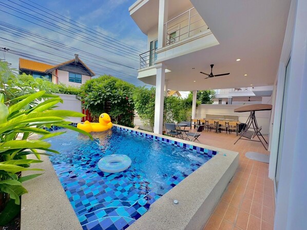 Una piscina al aire libre