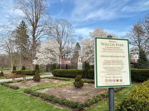 Property grounds - 3-Bed 19thC Cottage 9minutes from  Misquamicut Beach (Stonington)