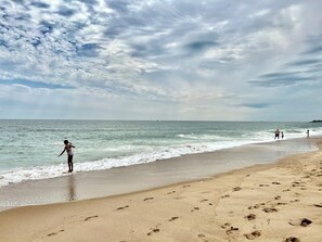 Chaises longues, serviettes de plage