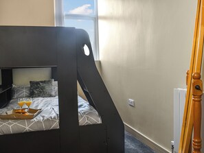 3 bedrooms, bed sheets