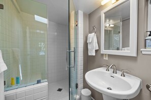 Haartrockner, Handtücher, Seife, Toilettenpapier
