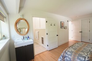 5 bedrooms, WiFi, bed sheets