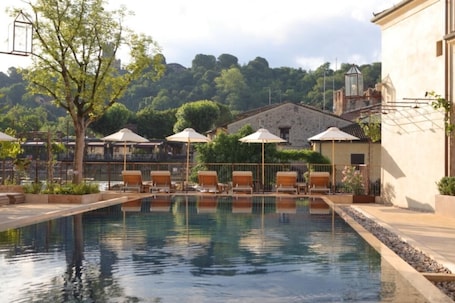 2 outdoor pools