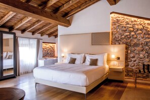 Suite junior, vistas al río | Caja fuerte y wifi gratis