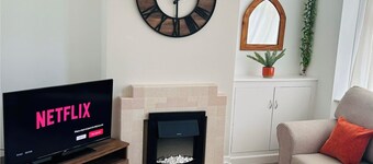 Stylish 3 Bed House Sleeps 5 Free Parking Wifi
