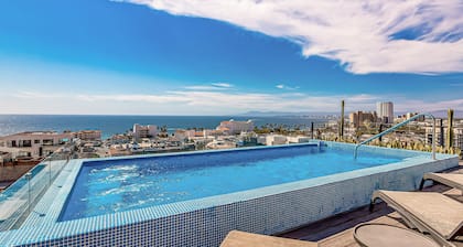 Cozy condo with rooftop pool, ocean breeze & steps to vibrant dining