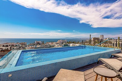 Cozy condo with rooftop pool, ocean breeze & steps to vibrant dining