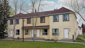 Exterior - Mount Royal University Residences (Calgary)