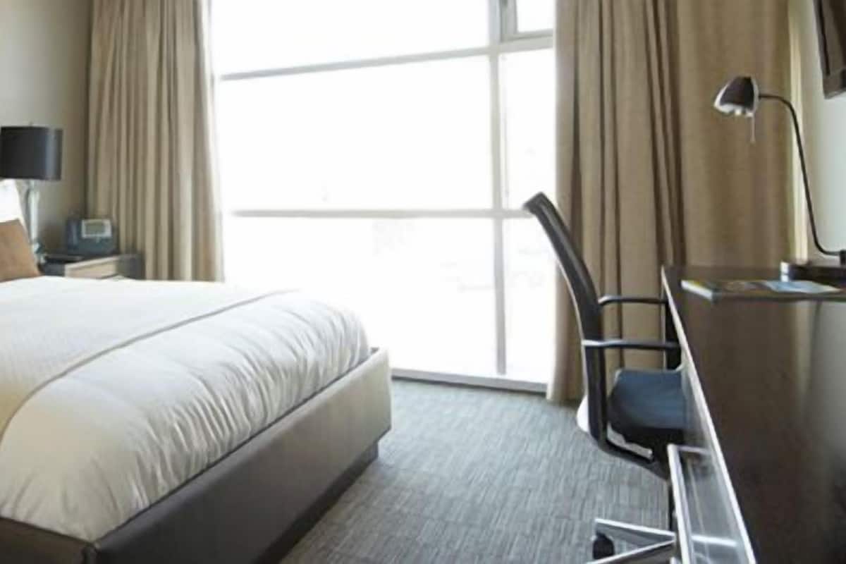 Deluxe Suite, 1 Queen Bed | Desk, laptop workspace, free WiFi, bed sheets
