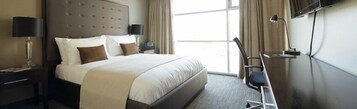 Deluxe Suite, 1 Queen Bed | Desk, laptop workspace, free WiFi, bed sheets