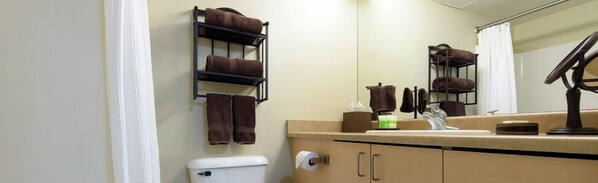Deluxe Suite, 1 Queen Bed | Bathroom