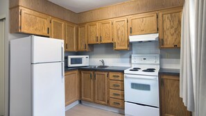Townhome | Private kitchen | Full-size fridge, microwave, oven, stovetop - Mount Royal University Residences (Calgary)